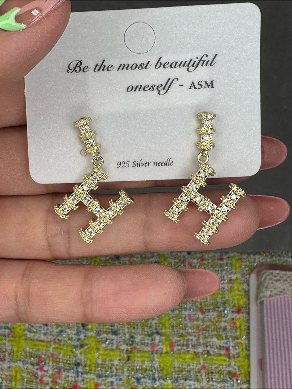A great Gold Crystal Drop Earrings - Gold